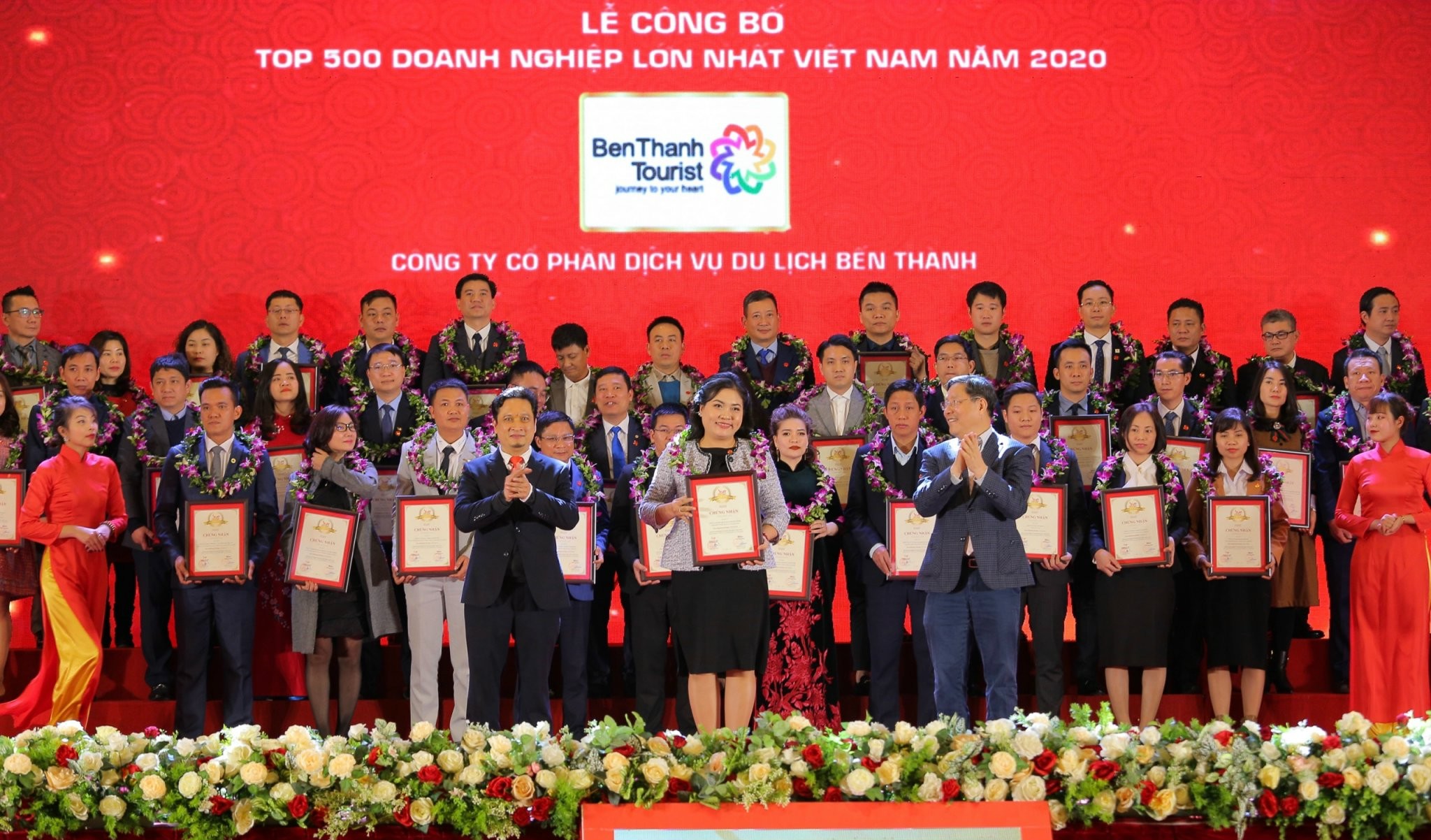 Bà Trần Phương Linh - GĐ Tiếp Thị - CNTT BenThanh Tourist, đại diện nhận danh hiệu VNR - Top 500 Company năm 2020